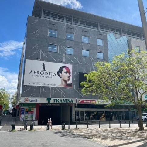 Stavba TPC City z reklamo Afrodita Professional – tu je salon Mesto Lepote