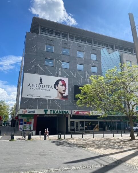 Stavba TPC City z reklamo Afrodita Professional – tu je salon Mesto Lepote